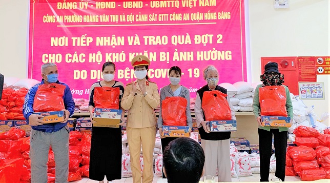 Phường Hoàng Văn Thụ và Đội CSGT-TT Công an quận Hồng Bàng: Trao gạo, nhu yếu phẩm tặng người nghèo bị ảnh hưởng bởi Covid-19